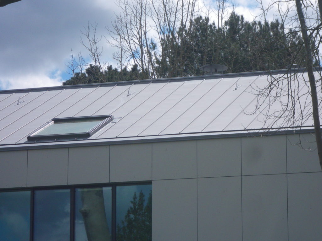 Bâtiment d’entreprise avec un toit réalisé avec une couverture en zinc et construit par la société Charles et Cie, située à Angers
