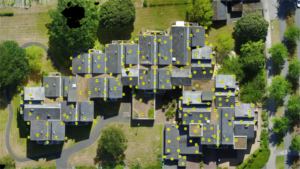 Vue aérienne de toitures avec un drone pour réaliser des diagnostics pour des futurs travaux de couverture réalisés par Charles et Cie