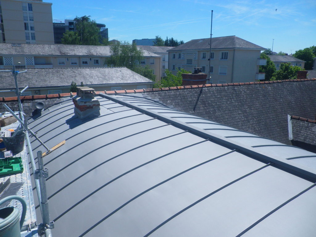 Construction ou rénovation d’une toiture cintrée (ou arrondie) avec une couverture en zinc réalisée par l’entreprise angevine Charles et Cie